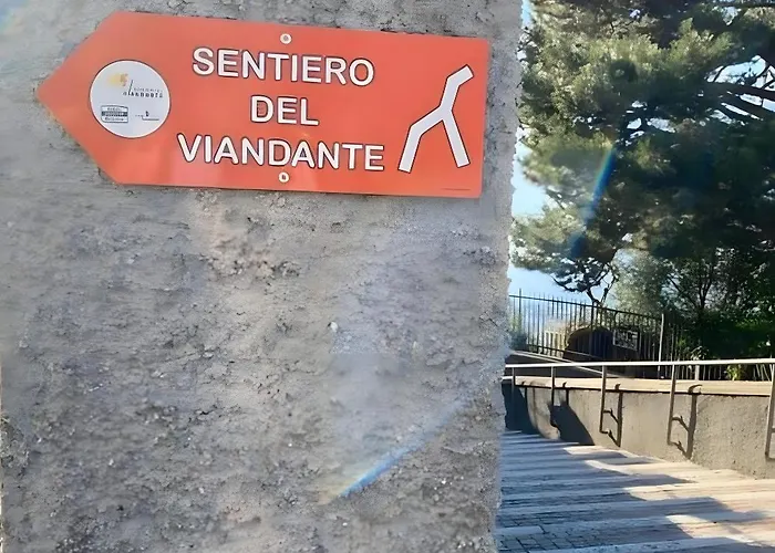 Castagno 1 Sentiero Del Viandante 벨라노